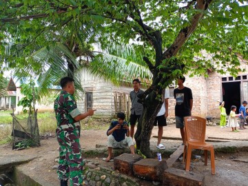 Babinsa Koramil 406-03/Rupit, Serda Ade Nasution, Ajak Remaja Desa Bukit Ulu Bahas Bahaya Judi Online