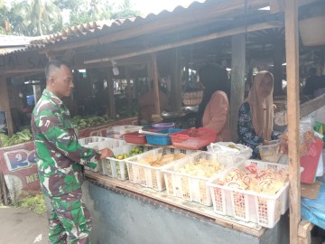 Babinsa Koramil 406-10/Lubuk Linggau Timur, Sertu Rohmadi, Jalin Komunikasi dengan Pedagang