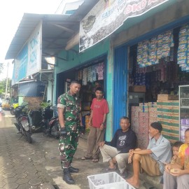 Babinsa Serma Nurhasrifudin Gelar Komsos Bersama Masyarakat di Depan Toko Sembako