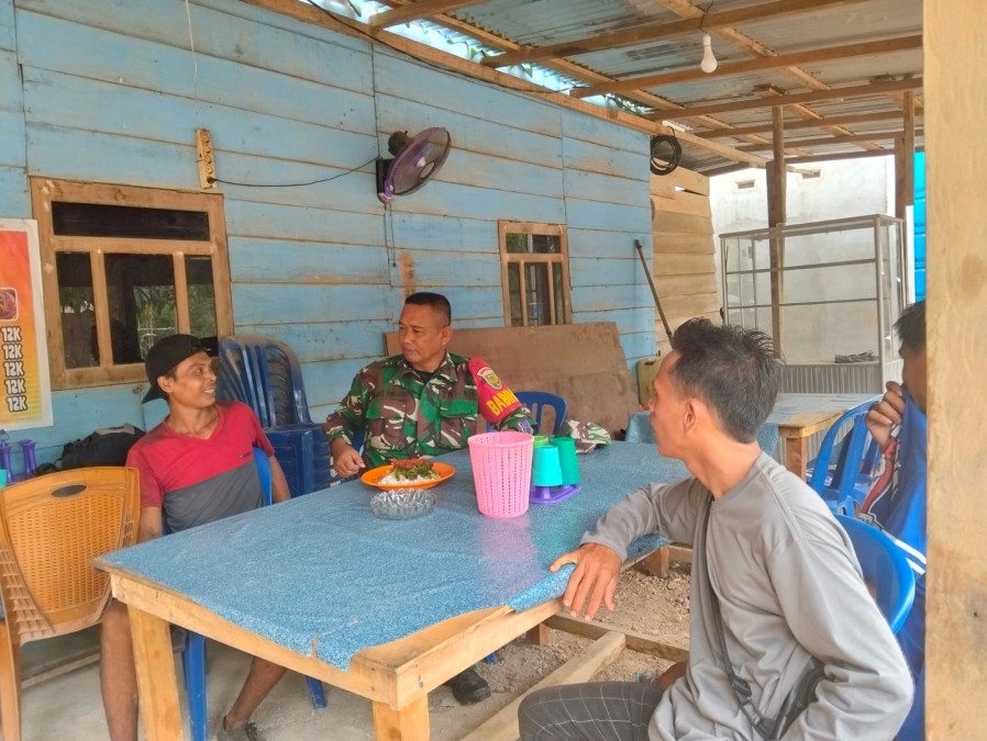 Babinsa Koramil 406-02/Rawas Ilir Laksanakan Komsos Bahas Keamanan Sambut Tahun Baru 2025