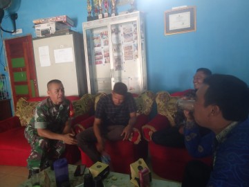 Babinsa Koramil 406-09/Terawas Laksanakan Komsos Bersama Warga Desa Lubuk Ngin Baru