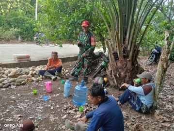 Babinsa Sertu M. Tarhib Himbau Masyarakat Kelurahan Batu Urip Jaga Keselamatan dan Keamanan