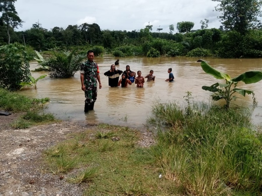 Babinsa Koramil 406-07/Jayaloka Aktif Lakukan Pengecekan Wilayah Rawan Banjir