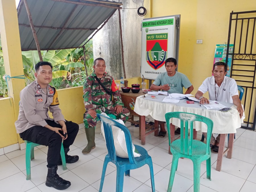 BABINSA KORAMIL 406-05/MUARA KELINGI SERDA RILLY APRIANSYAH KOMSOS BERSAMA PERANGKAT DESA DAN BABINKAMTIBMAS