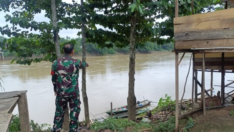Babinsa Koramil 406-04/Muara Lakitan Antisipasi Banjir dengan Lakukan Pengecekan Sungai