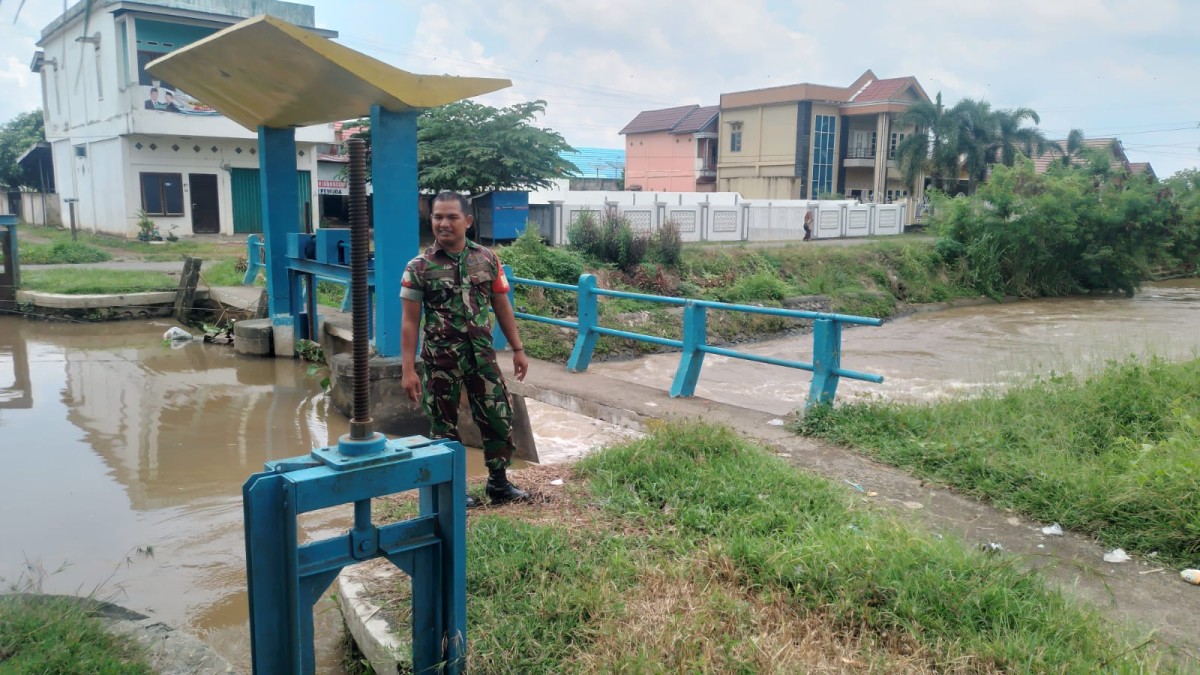 Koramil 406-10/Lubuk Linggau Timur Lakukan Pemantauan Aliran Sungai untuk Antisipasi Banjir