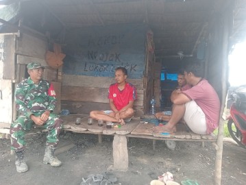 Babinsa Koramil 406-02/Rawas Ilir Laksanakan Komsos di Desa Beringin Sakti