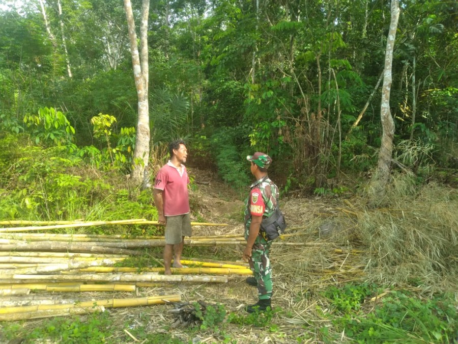 Tingkatkan kerjasama dengan masyarakat di desa binaan sertu Mardian jalin komsos dengan masyarakat desa Yuda karya
