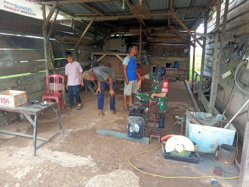 Babinsa Koramil 406-01/Rawas Ulu Dorong Peran UMKM dalam Perekonomian Desa Sungai Jauh