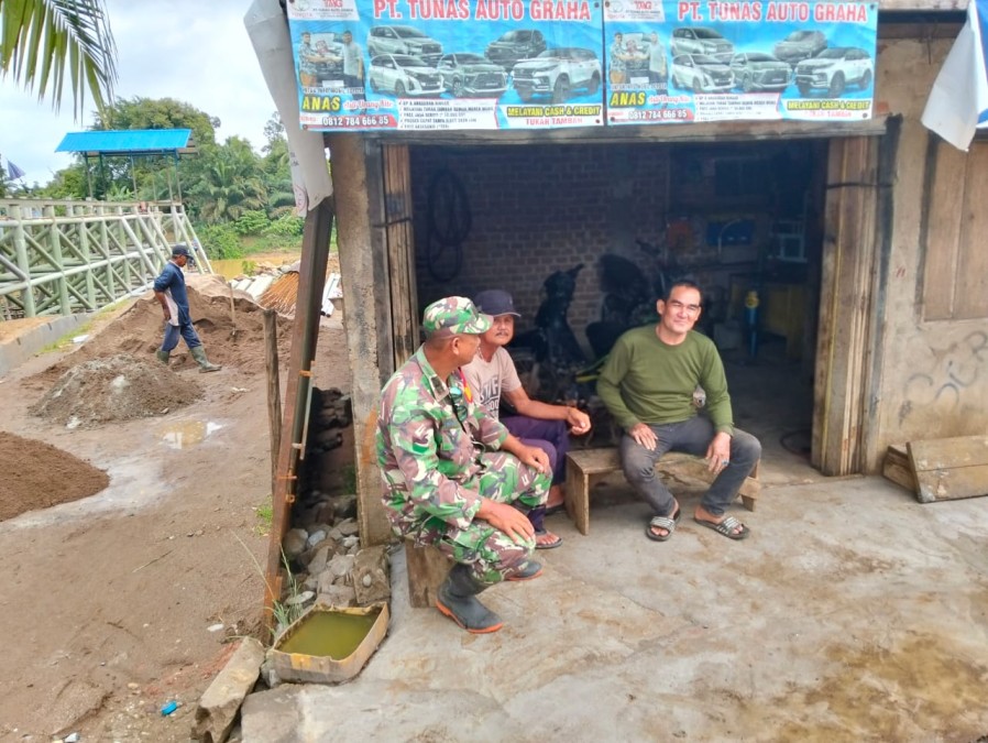 Babinsa Koramil 406-02/Rawas Ilir Laksanakan Komsos Terkait Musim Hujan di Desa Beringin Makmur 2