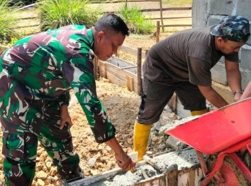 Peltu Rohmadani Laksanakan Kegiatan Gotong Royong Bantu Pembangunan Pondasi Rumah Warga Binaannya