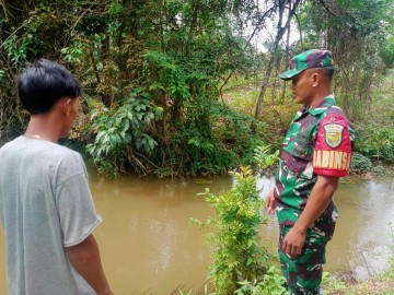 Sertu Wisnu, Babinsa Koramil 406-07/Jayaloka, Antisipasi Banjir dengan Pengecekan Arus Sungai Temelat