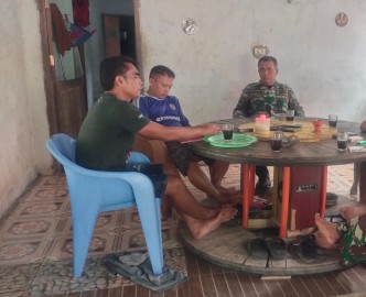Babinsa Koramil 406-03/Rupit, Sertu Suprapto, Sambangi Warga Bahas Persiapan Tahun Baru