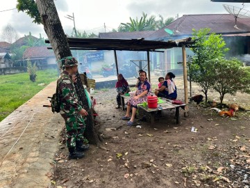 Babinsa Koramil 406-06/Tugumulyo Menjalin Komsos dengan Ibu-Ibu di Musim Penghujan