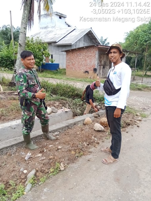 Babinsa Koramil 406-04/Muara Lakitan Serda Daniel Melaksanakan Komsos dengan Warga Kelurahan Talang Ubi