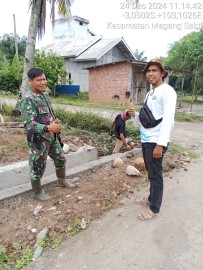 Babinsa Koramil 406-04/Muara Lakitan Serda Daniel Melaksanakan Komsos dengan Warga Kelurahan Talang Ubi