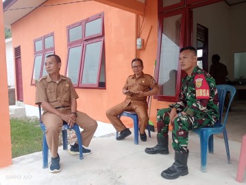 Babinsa Koramil 406-02/Rawas Ilir Laksanakan Komsos dengan Perangkat Desa Mandi Angin