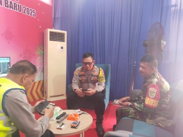 Siaga Pengamanan, Babinsa Serda M. Christian Ganda Saputra Bersama Kepolisian di Pos Pelayanan Nataru