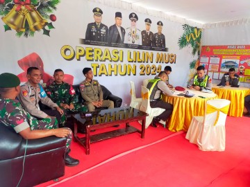 Babinsa Koramil 406-09/Terawas Laksanakan Pengamanan Natal dan Tahun Baru di Objek Wisata Waterboom