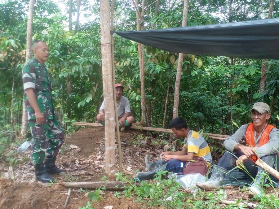 Babinsa Koramil 406-08/Lubuk Linggau Sampaikan Pentingnya Keselamatan Kerja