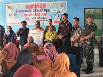 Babinsa Koramil 406-01/Rawas Ulu Salurkan BLT di Desa Lesung Batu Muda