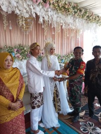 Babinsa Koptu Siswanto Hadir Pada Resepsi Pernikahan di RT 02 Kelurahan Air Temam