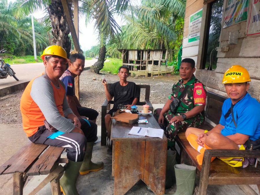 Babinsa Koramil 406-09/Terawas Perkuat Hubungan dengan Warga Melalui Komsos