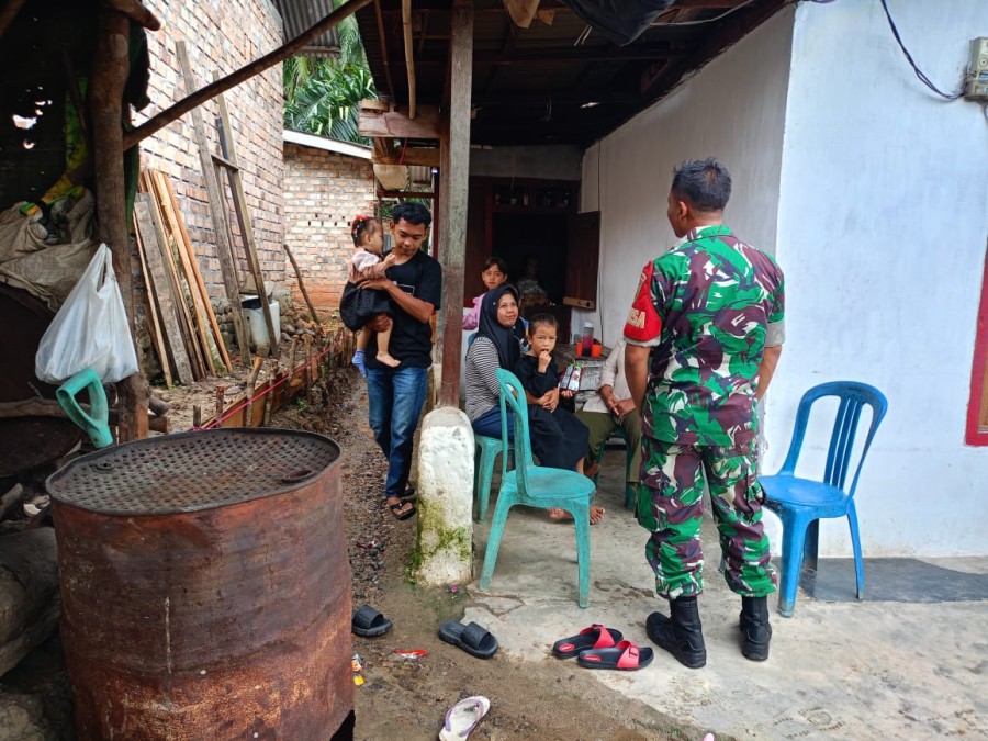 Babinsa Koramil 406-03/Rupit Laksanakan Komsos dengan Warga Desa Bukit Ulu