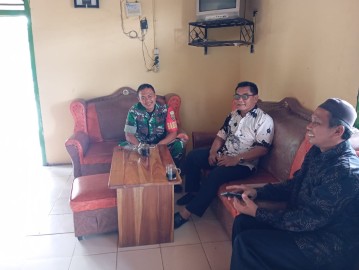 Serma Taufik H, Babinsa Koramil 406-04/Muara Lakitan Menjalin Silaturahmi dengan Kepala Desa Megang Sakti V tentang Keamanan Menjelang Tahun Baru 2025