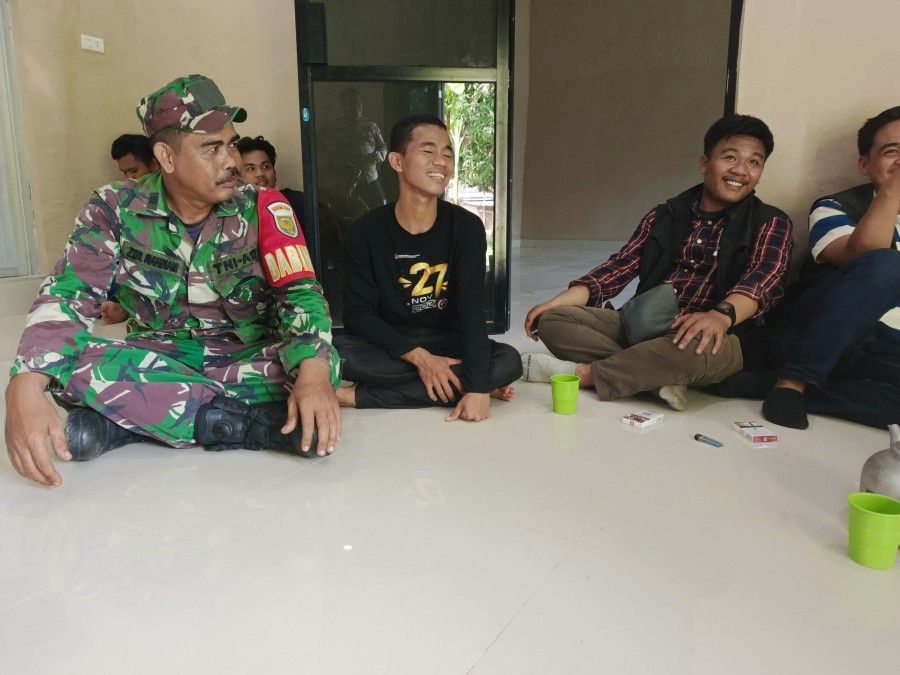 Ciptakan Suasana Wilayah yang Kondusif dan Aman Peltu Zul Rahman Jalin Komsos dengan Masyarakat di Desa Muara Kati Lama.