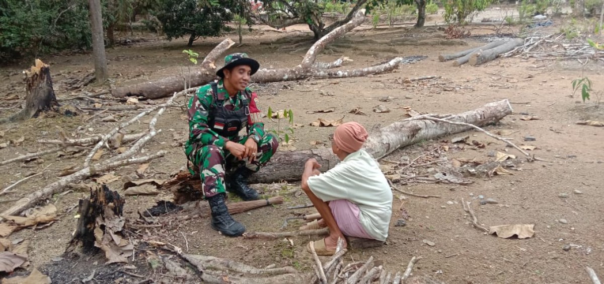 Ciptakan suasana yang Kondusif dan Amana di wilayah sertu Zulkarnain jalin komsos dengan ibuk rapiah.