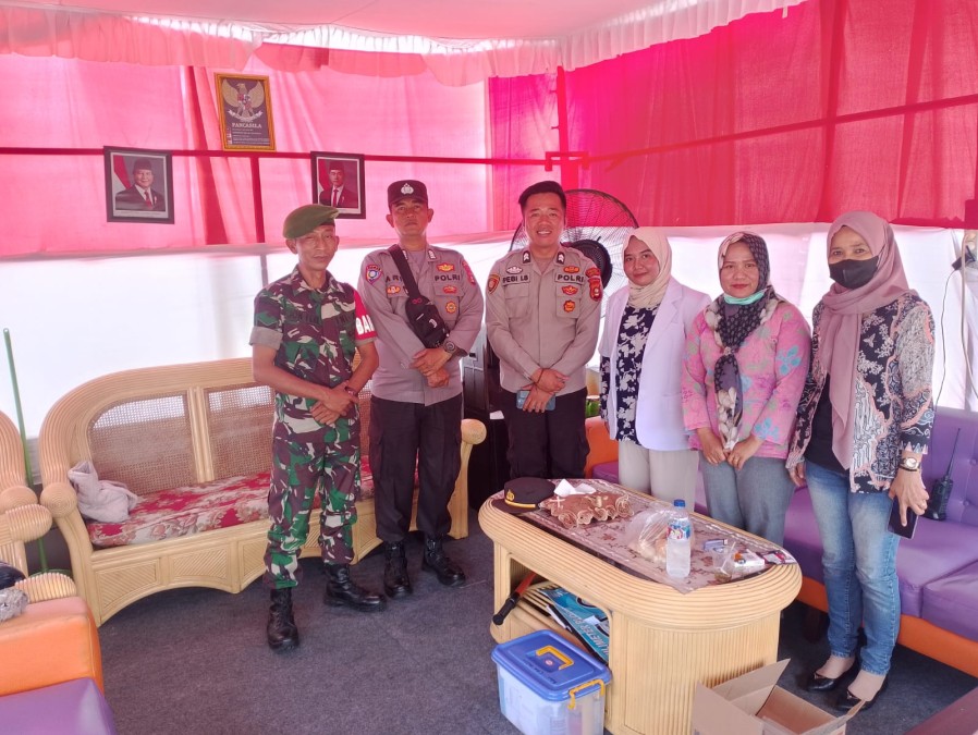 Babinsa Koramil 406-10/Lubuk Linggau Timur Bersama Anggota Kepolisian Laksanakan Pengamanan di Pos Nataru Bandara Silampari