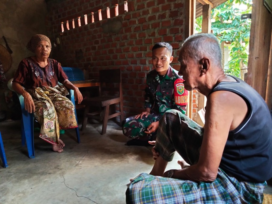 Babinsa Koramil 406-05/Muara Kelingi Praka Al Wahid Gelar Komsos Kunjungan Ke Rumah Warga