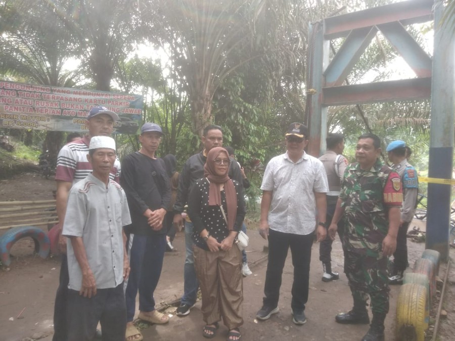 Gerak cepat jembatan batu pepeh putus Babinsa Koramil 406-08/kota Lubuklinggau sertu Ari sandi