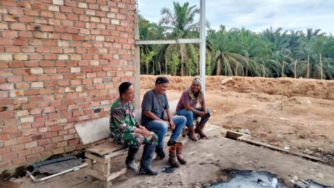 Babinsa Koramil 406-02/Rawas Ilir Tekankan Pentingnya Keselamatan Kerja di Desa Karang Dapo 1