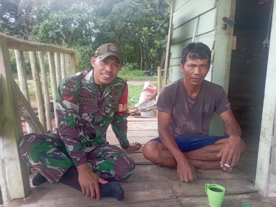 Babinsa Koramil 406-06/Tugumulyo Jalin Komsos dengan Petani Padi di Desa Ketuan Jaya