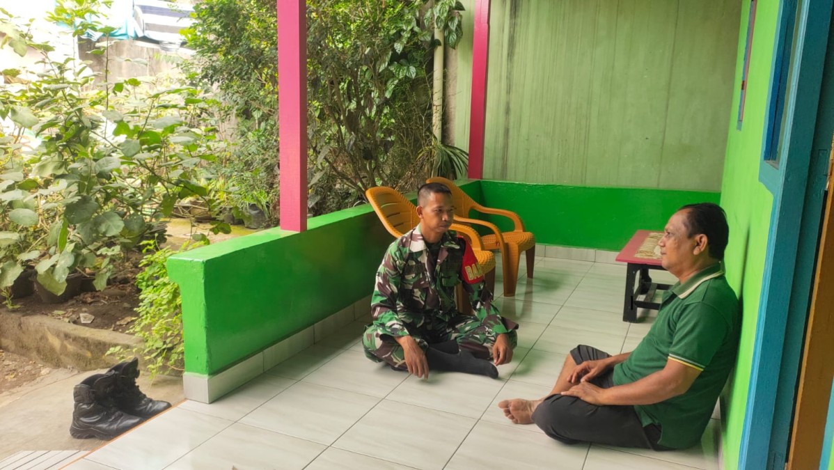 Babinsa Koramil 406-07/Jayaloka Sertu Mardiyan Jalin Komsos dengan Masyarakat Desa Yudha Karya Bhakti