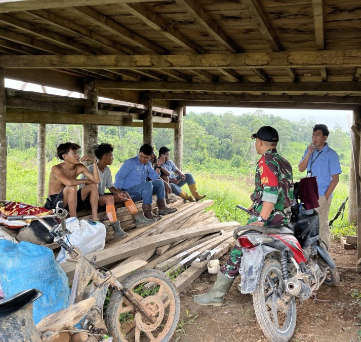 Babinsa Koramil 406-04/Muara Lakitan Laksanakan Komsos Kamtibmas di Desa SP 5 Tri Anggun Jaya