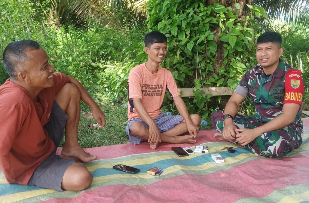 Babinsa Koramil 406-01/Rawas Ulu Tingkatkan Kesiapan Hanpangan melalui Komsos di Desa Muara Kuis
