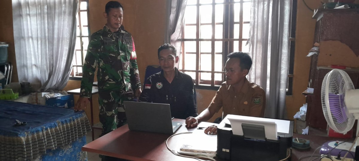 Babinsa Kunjungi Kantor Desa Untuk Peroleh Data Geo-Demo Konsos Yang Valid
