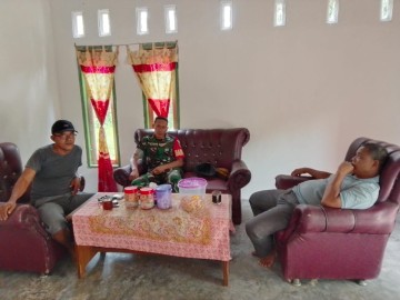 Babinsa Koramil 406-07/Jayaloka Jalin Keakraban dengan Masyarakat Desa Kertosono
