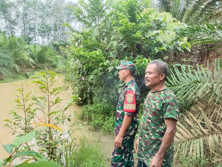 Babinsa Koramil 406-07/Jayaloka Lakukan Pengecekan Sungai Temelat Antisipasi Wilayah Rawan Banjir