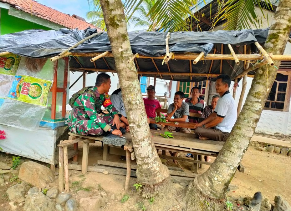Babinsa Koramil 406-01/Rawas Ulu Laksanakan Komsos untuk Jaga Keamanan Lingkungan di Desa Sungai Baung