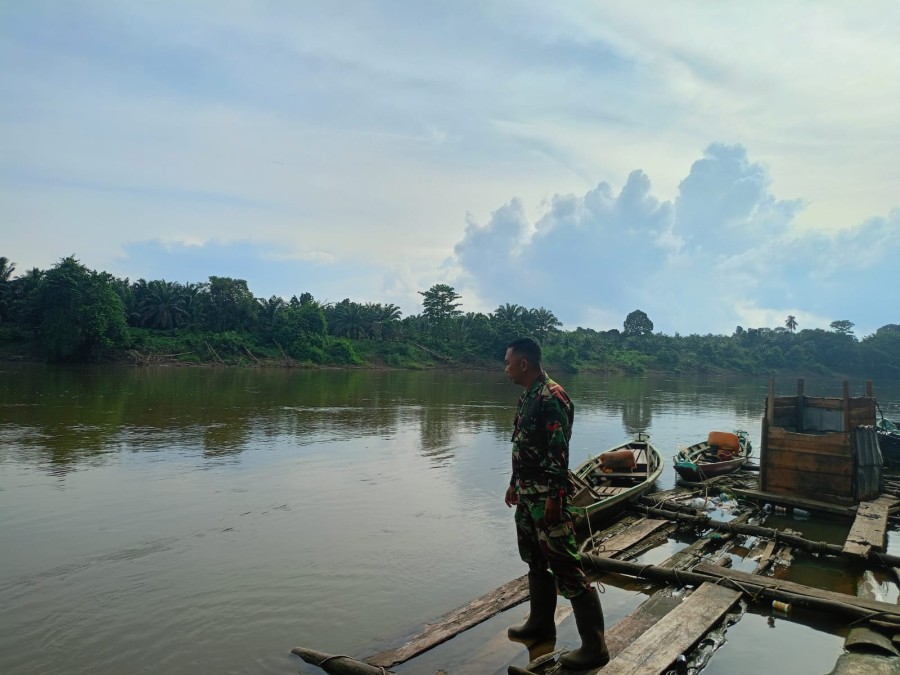 Babinsa Koramil 406-04/Muara Lakitan Aktif Pantau Debit Air Sungai untuk Antisipasi Banjir