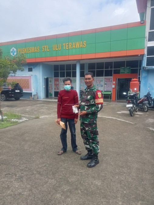 Babinsa Koramil 406-09/Terawas Serda Lamuji Dampingi Pak Parman Saudara Kandung Pak Sulaiman Yang Mengalami Gangguan Kesehatan Mental (ODGJ) Mengambil Obat di Puskesmas