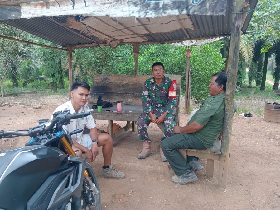 Babinsa Koramil 406-02/Rawas Ilir Tinjau Pengelolaan Lahan Pertanian di Desa Beringin Sakti