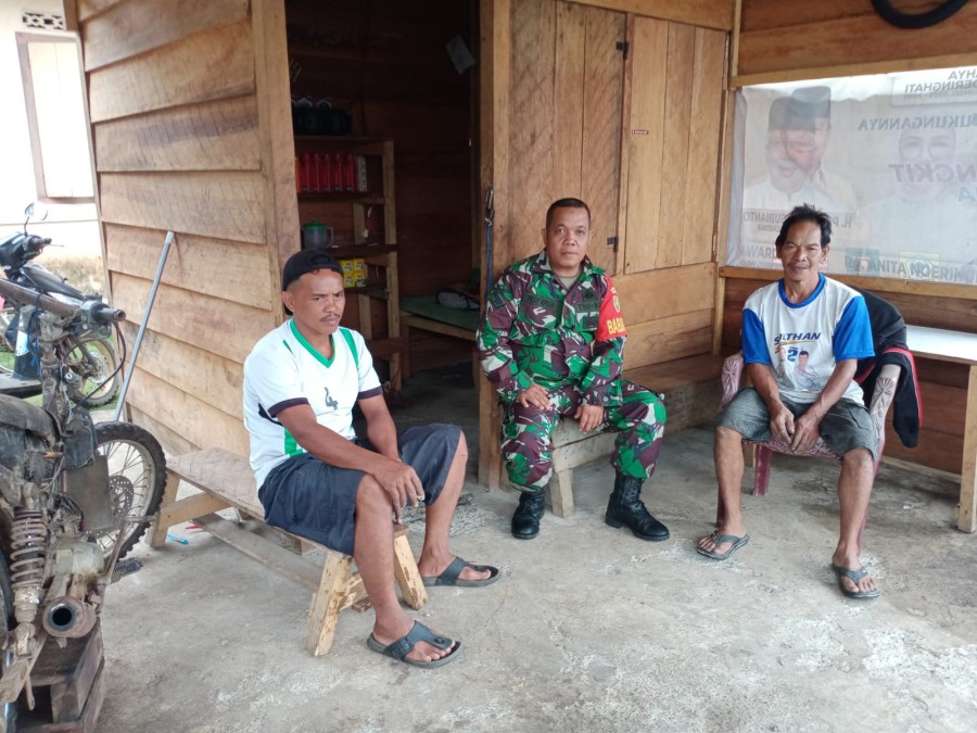 Babinsa Koramil 406-05/Muara Kelingi Tingkatkan Pembinaan Teritorial Melaksanakan Komunikasi Sosial Bersama Warga