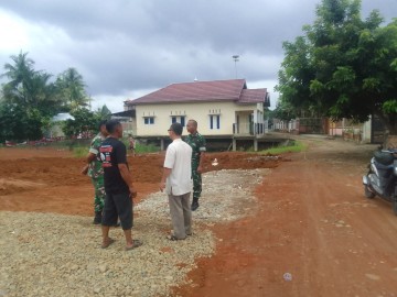Babinsa Serma Supriyadi Jalin Interaksi dengan Warga dalam Pembahasan Pembangunan Infrastruktur di Wilayah Binaan