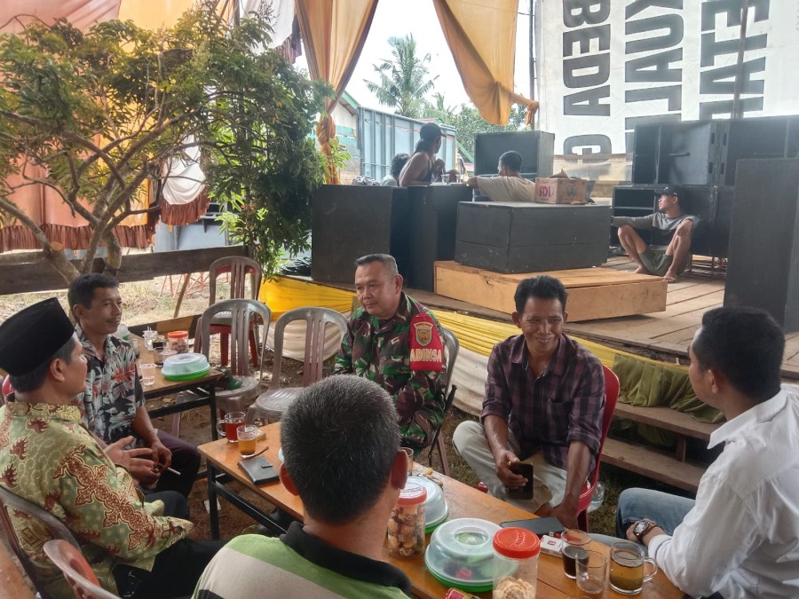 Wujud Kedekatan Babinsa Sertu M. Dahri Saat Komsos di Desa Karya Teladan