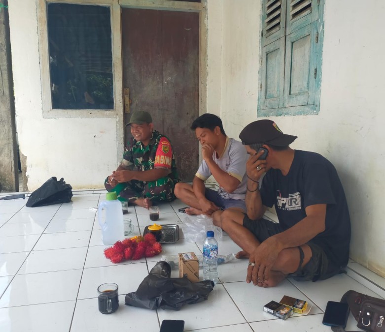 Babinsa Koramil 406-06/Tugumulyo Jalin Komsos dengan Pemuda Desa Trikarya